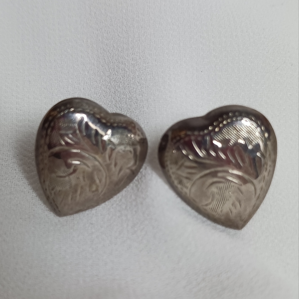 Signed 925 silver heart-shaped carved earrings